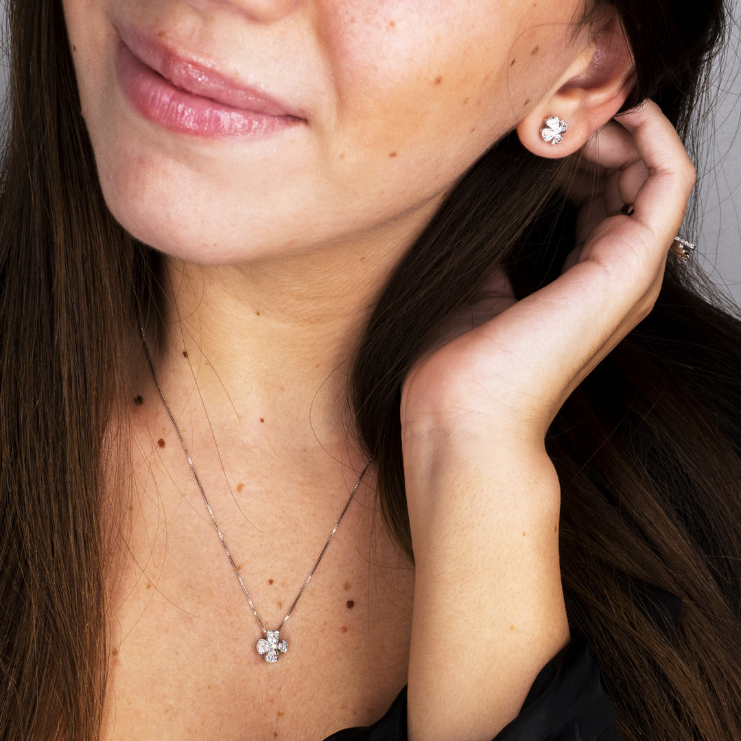 Orecchini Quadrifoglio in Oro Bianco 18K e Diamanti – Eleganza Artigianale