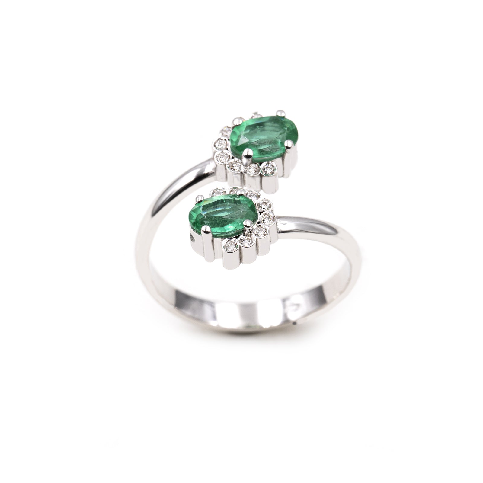 Anello contrarie' in Oro Bianco 18K con Smeraldi e Diamanti Naturali