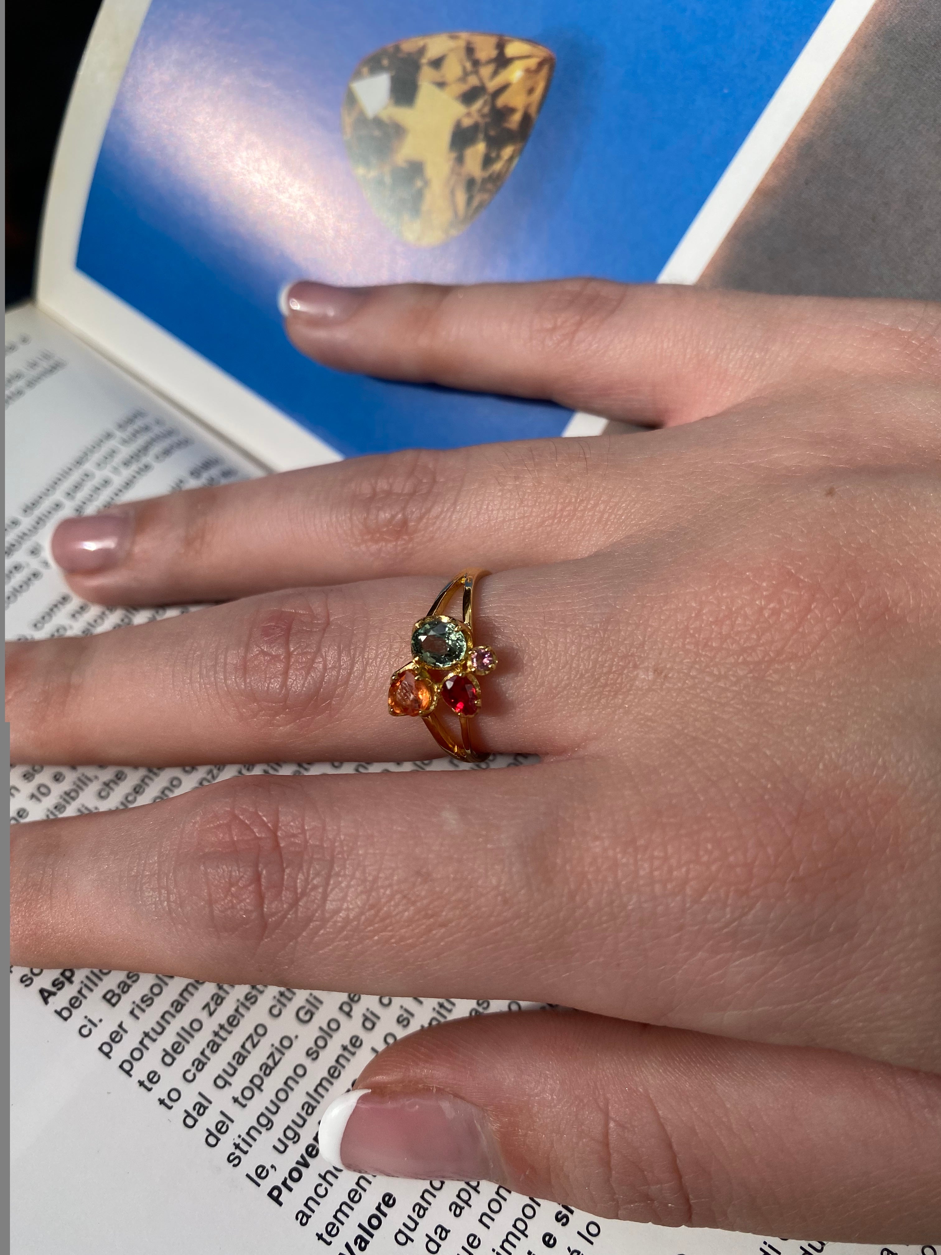 Anello “Bouquet Fresia"in Oro Giallo 18k con Zaffiri Naturali