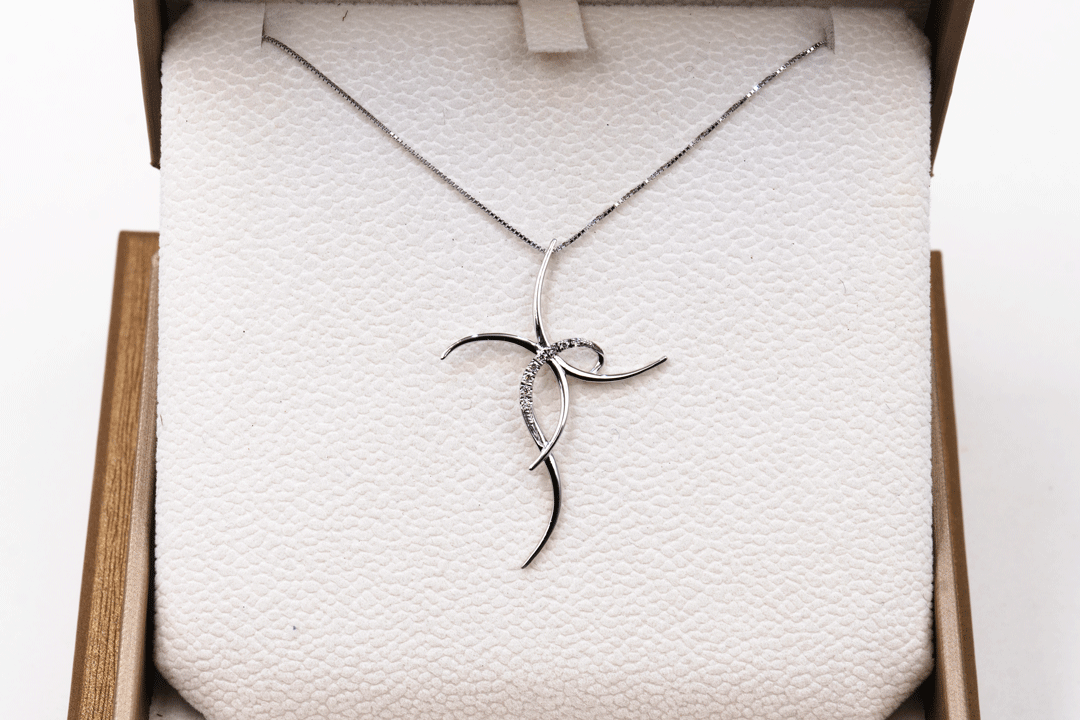 Catenina con Croce Stile in Oro 18K e Diamanti Naturali – Collezione Luminaria