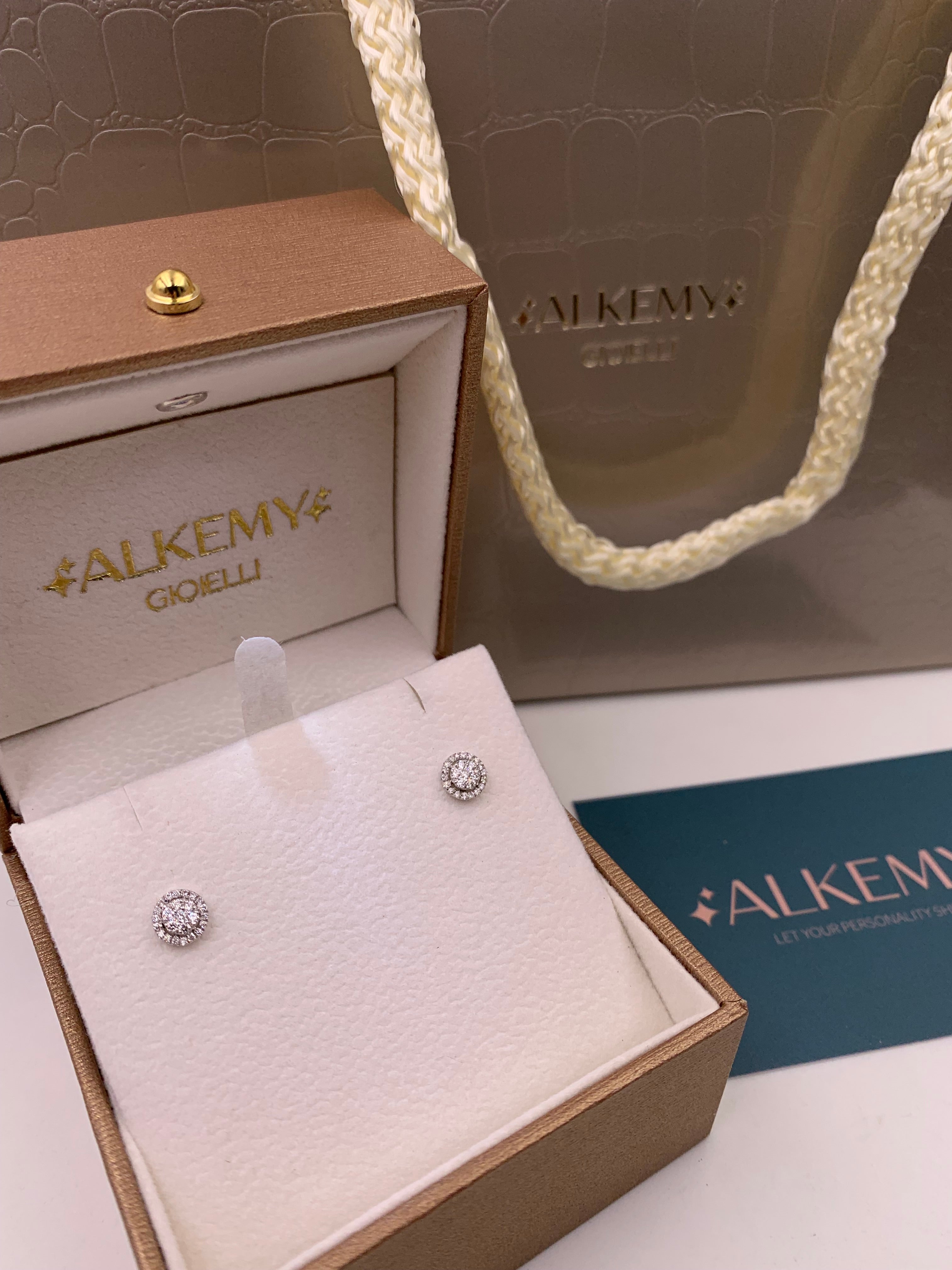 Orecchini a Lobo in Oro 18 kt con Pavé di Diamanti Naturali Bianchi