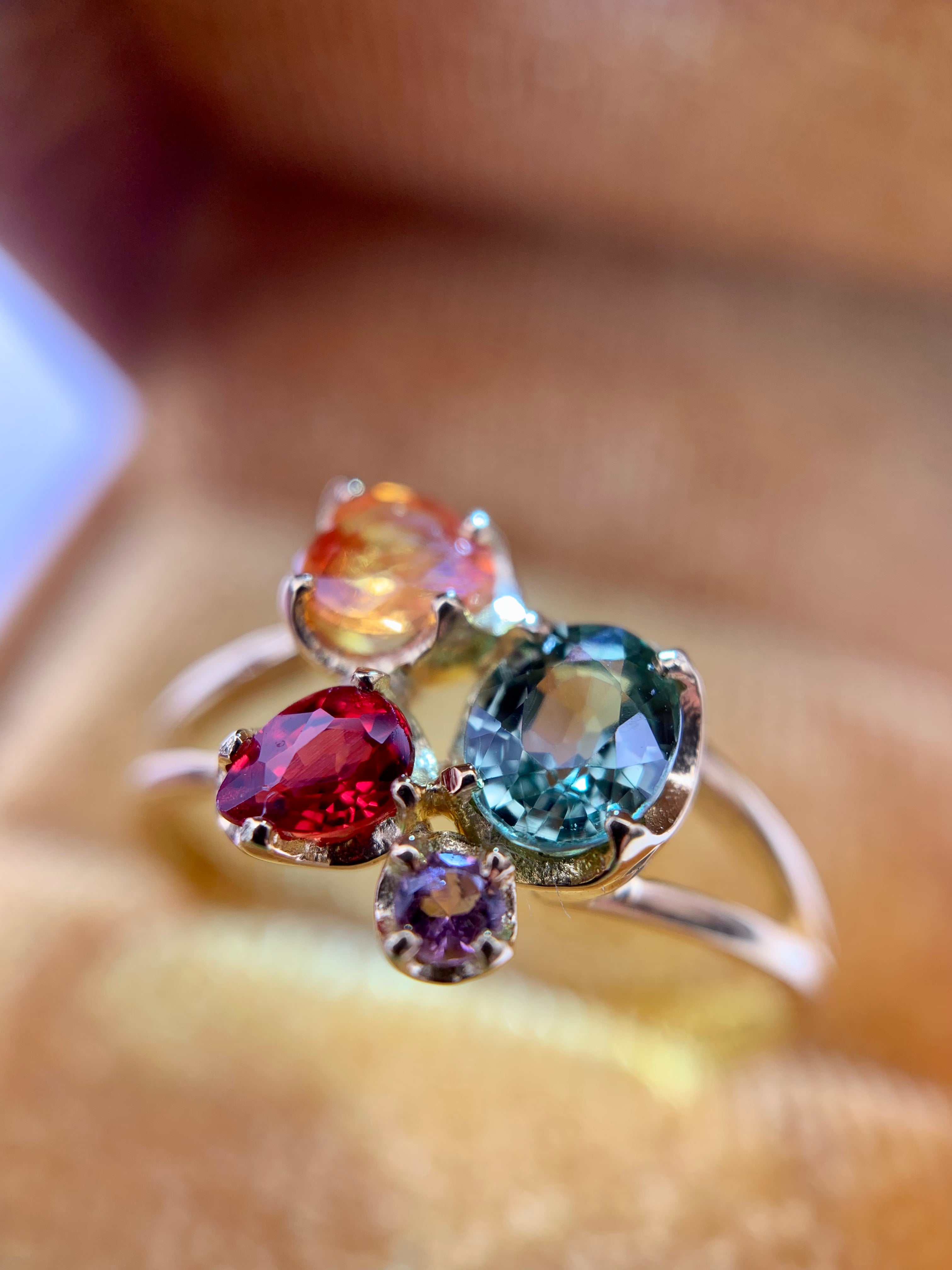 Anello “Bouquet Fresia"in Oro Giallo 18k con Zaffiri Naturali