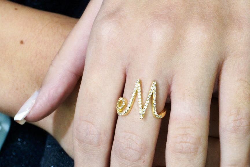 Anello ”INITIALIS" Lettera M Oro e Diamanti