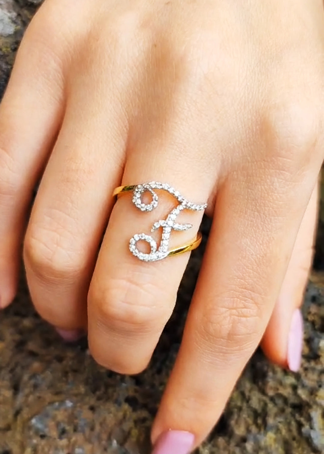 Anello ”INITIALIS" Lettera F Oro e Diamanti