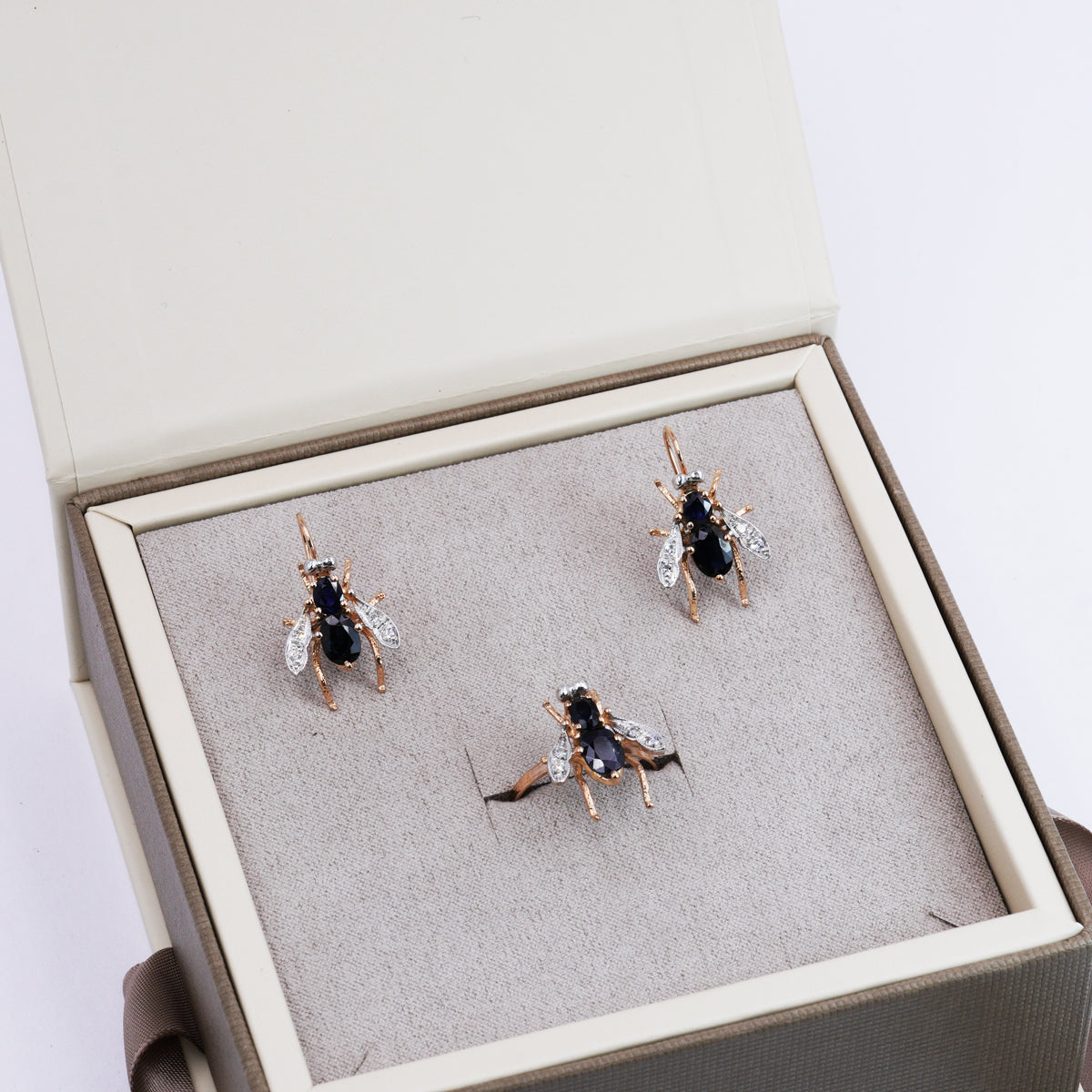 Orecchini " Mosca Pendenti " in Oro Rosa 9K e Argento con Zaffiri Naturali e Diamanti