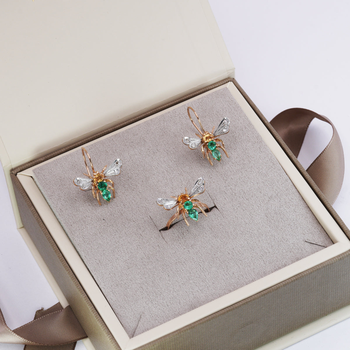 Orecchini Libellula in Oro e Argento con Diamanti Naturali e Smeraldi Lab