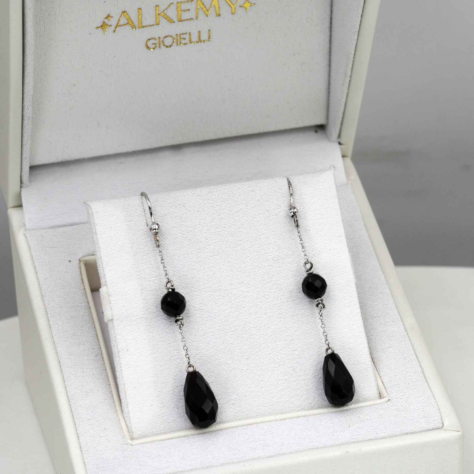 Orecchini Pendenti in Oro Bianco con Onice taglio goccia sfaccettata