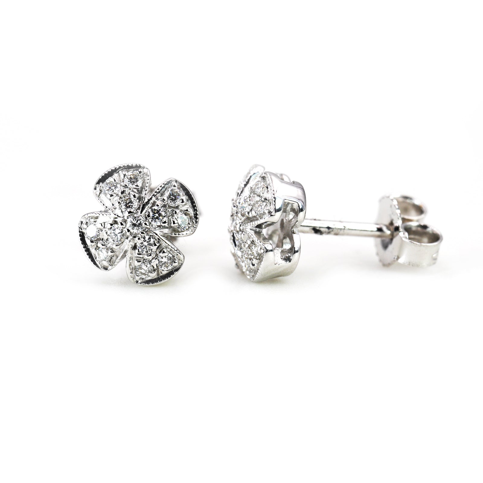 Orecchini Quadrifoglio in Oro Bianco 18K e Diamanti – Eleganza Artigianale