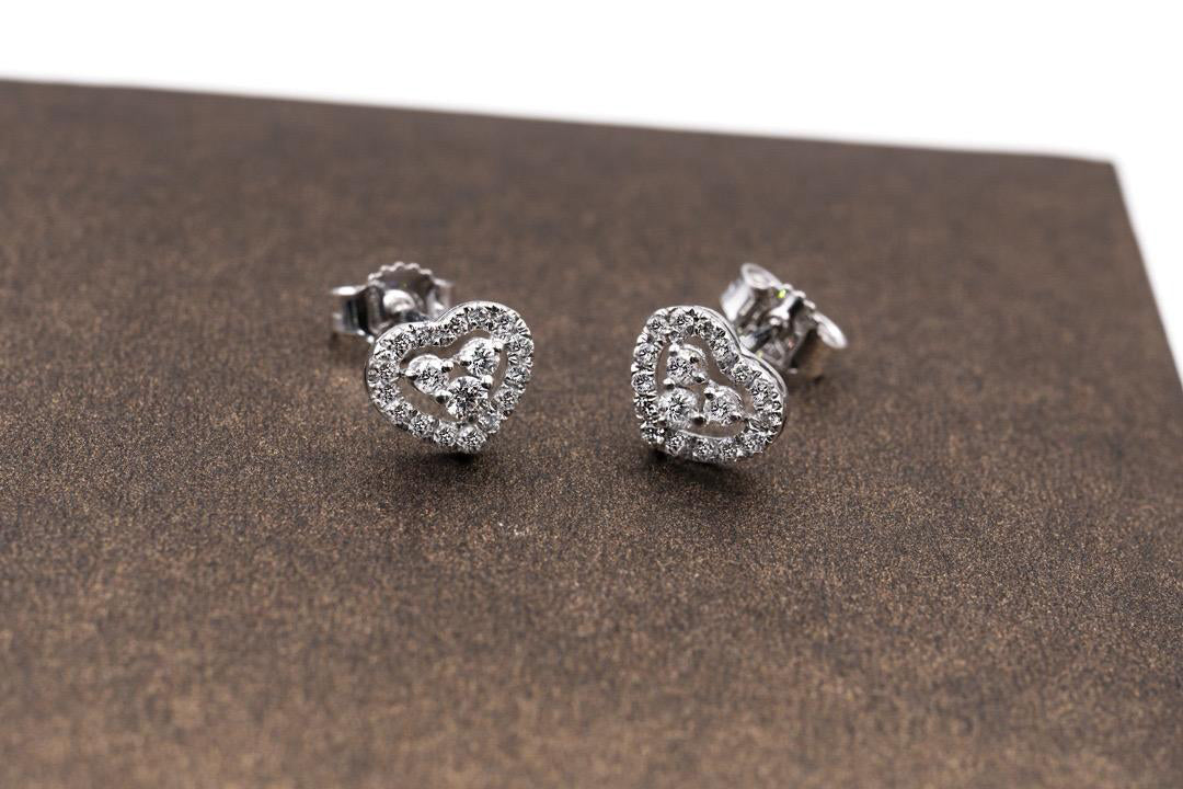 Orecchini Cuore in Oro Bianco 18K e Diamanti – Eleganza Artigianale
