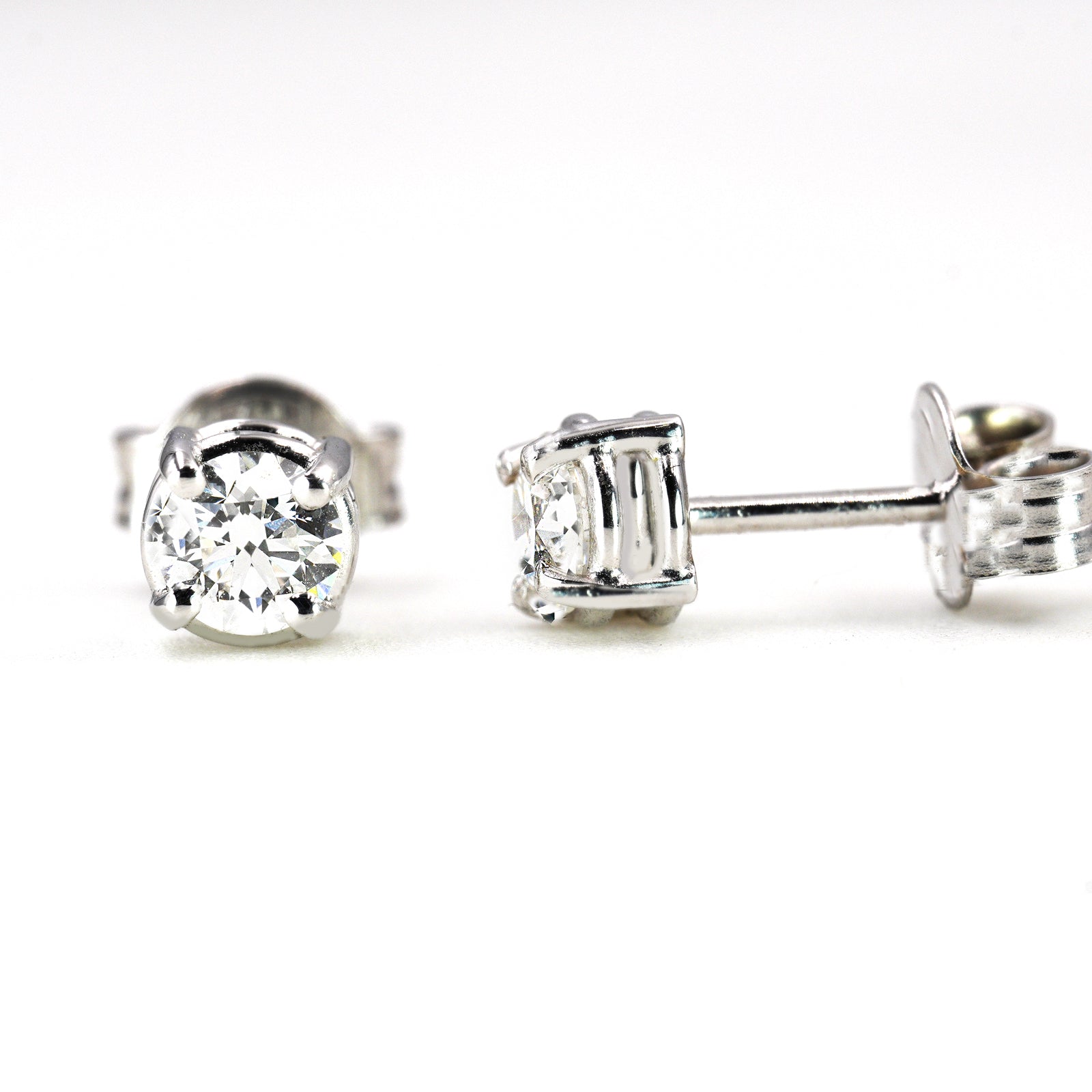 Orecchini Punto Luce in Oro Bianco 18K e Diamanti – Eleganza Essenziale Ct 0.50