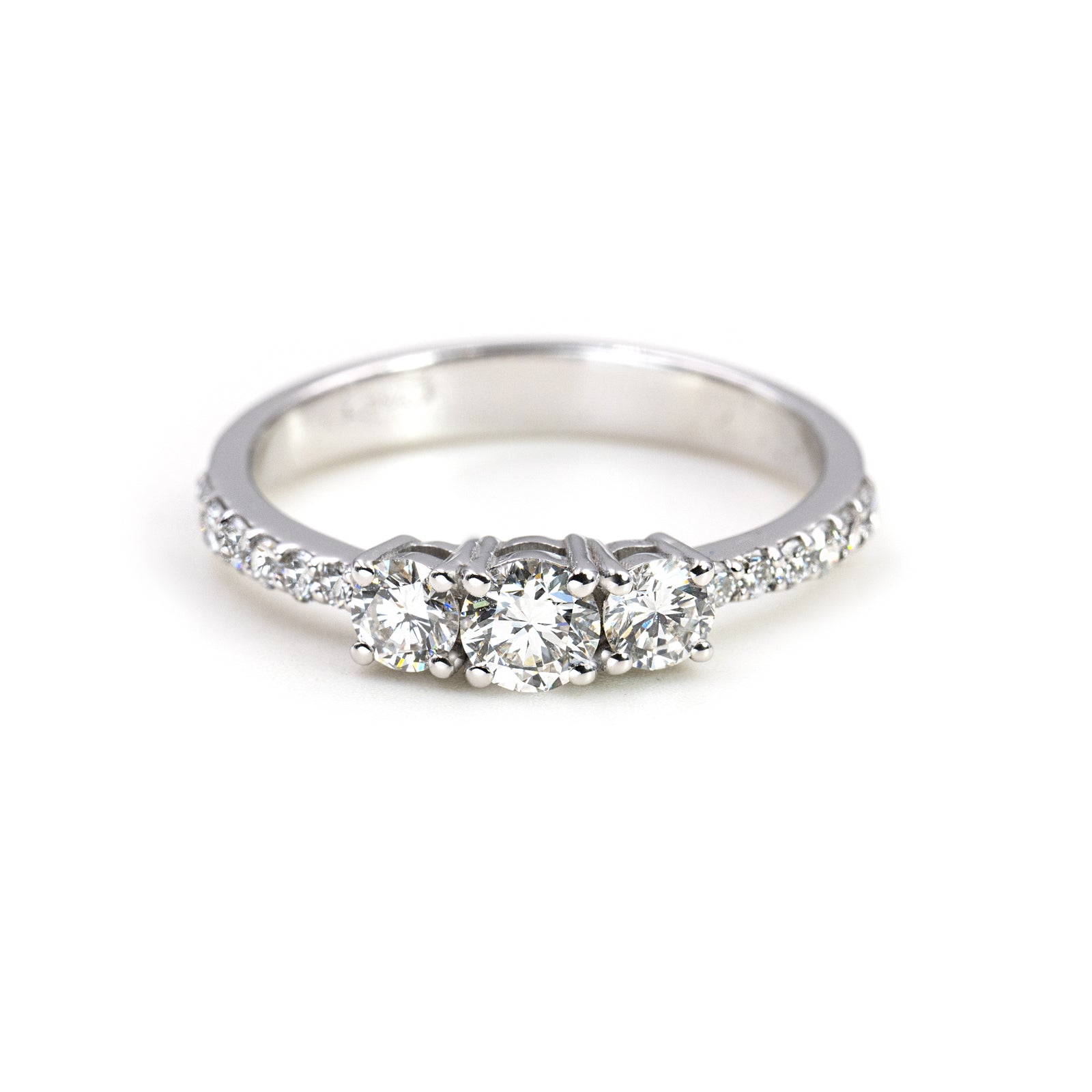 Anello Trilogy in Oro 18K con Diamanti Laterali Naturali Ct 0.75