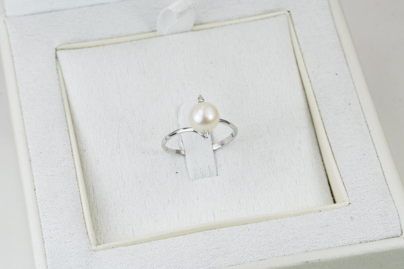 Anello Oro 18K con Perla e Diamanti