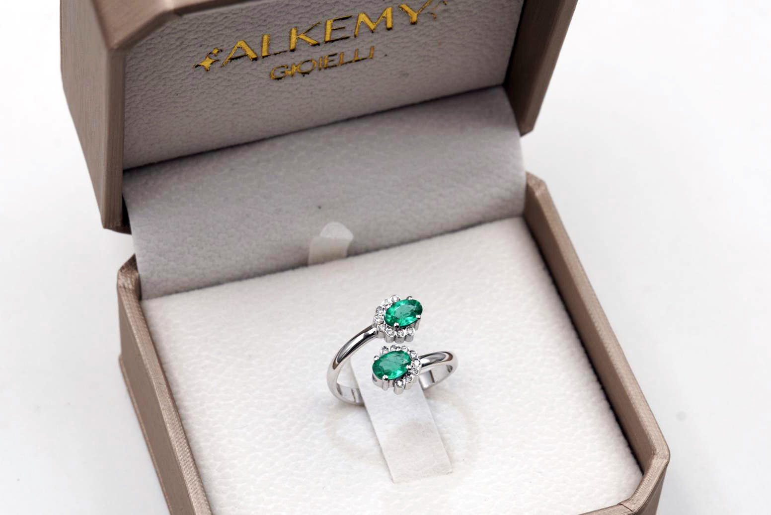 Anello contrarie' in Oro Bianco 18K con Smeraldi e Diamanti Naturali