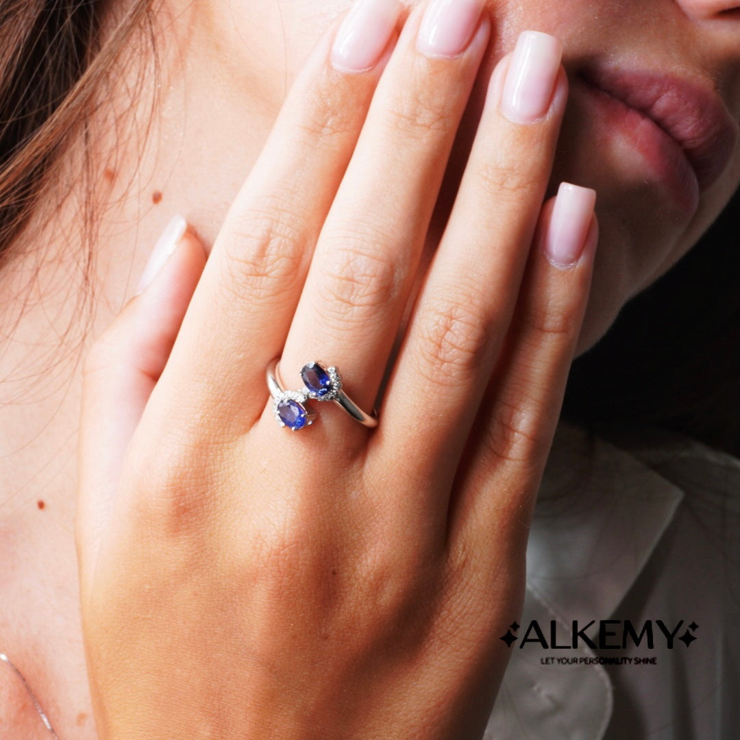 Anello contrarie' in Oro Bianco 18K con Zaffiri e Diamanti Naturali