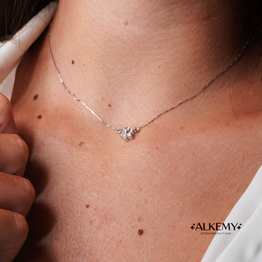 Catenina girocollo con Ciondolo "Fiore" in Oro 18K e Diamanti Naturali –