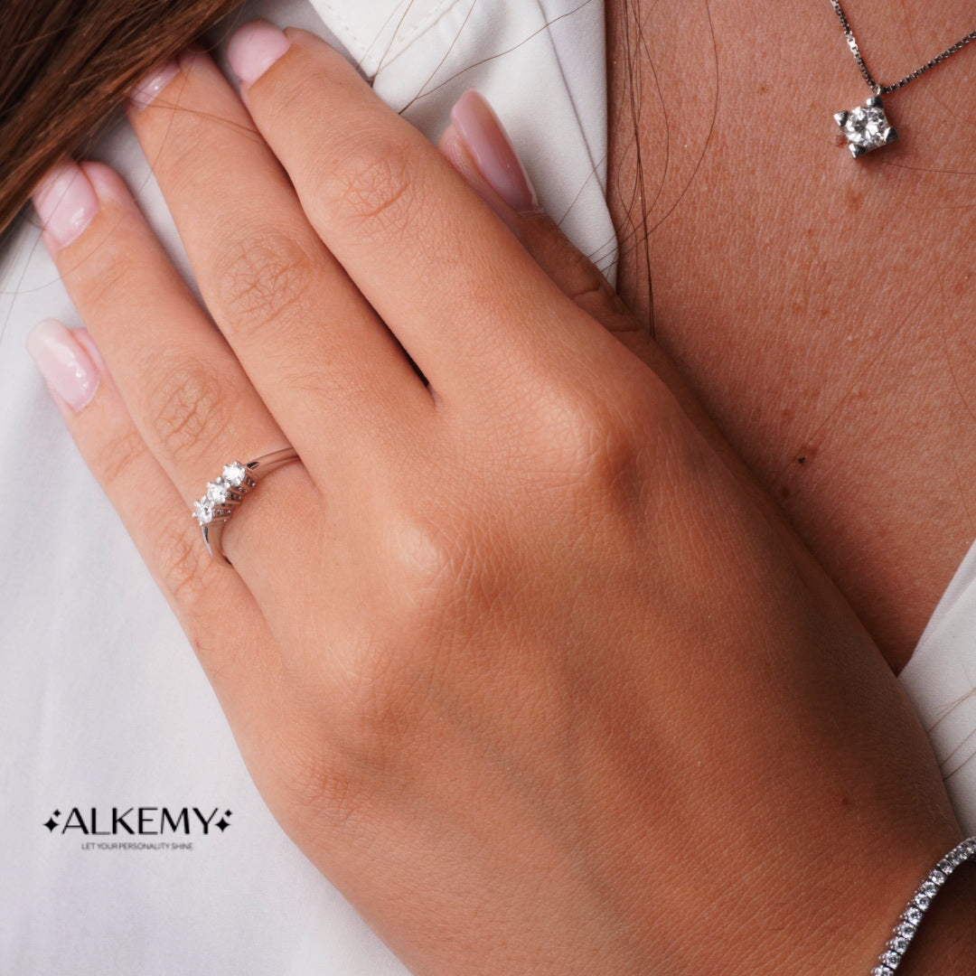 Anello Trilogy Classico in Oro 18K con Diamanti Naturali Ct 0.30