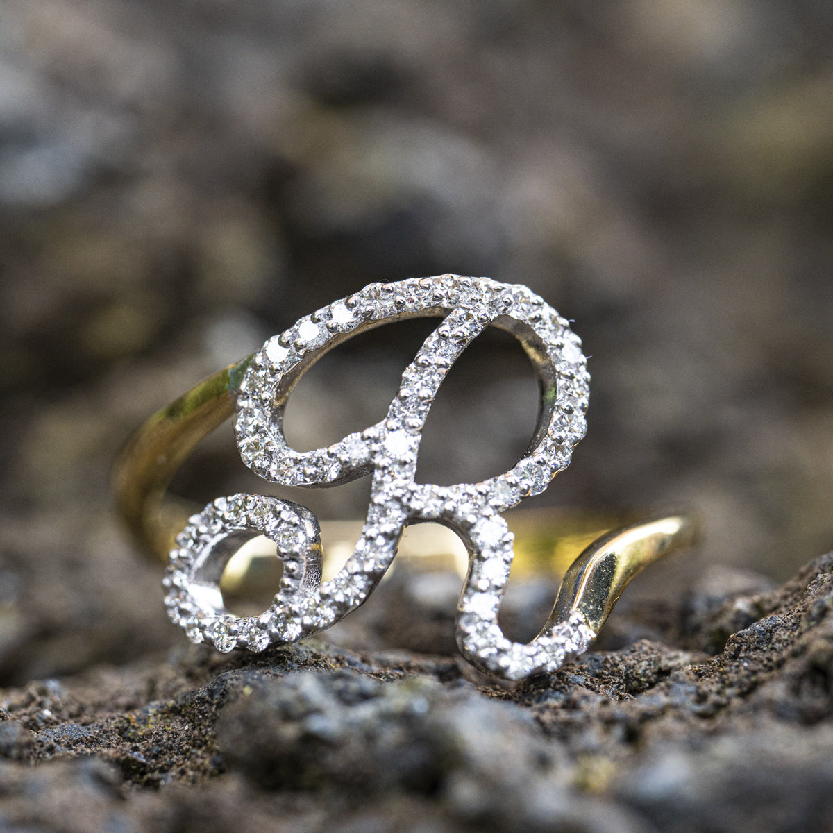 Anello ”INITIALIS" Lettera R Oro e Diamanti