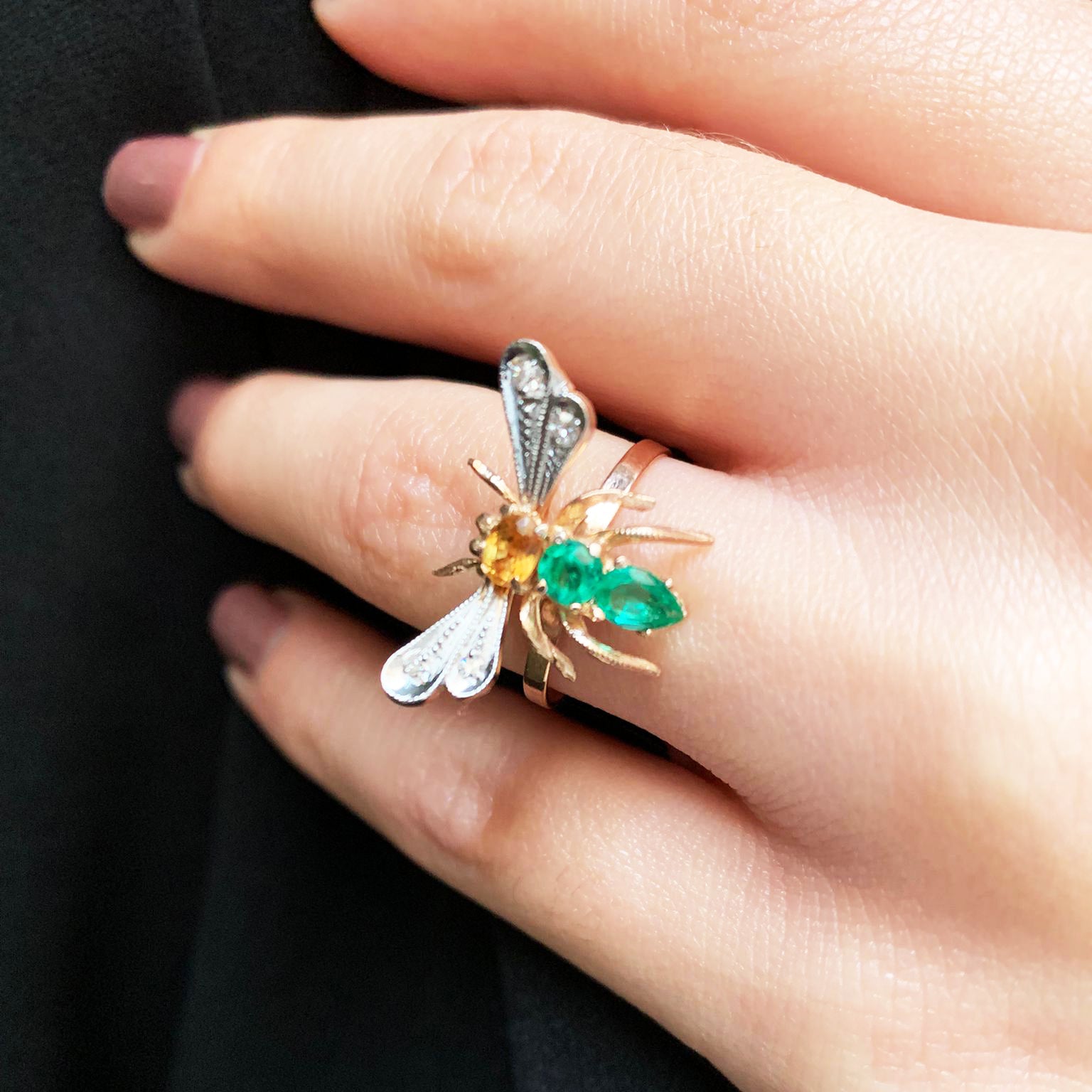 Anello Libellula in Oro Rosa 9K con Diamanti e Zaffiri Naturali e Smeraldi