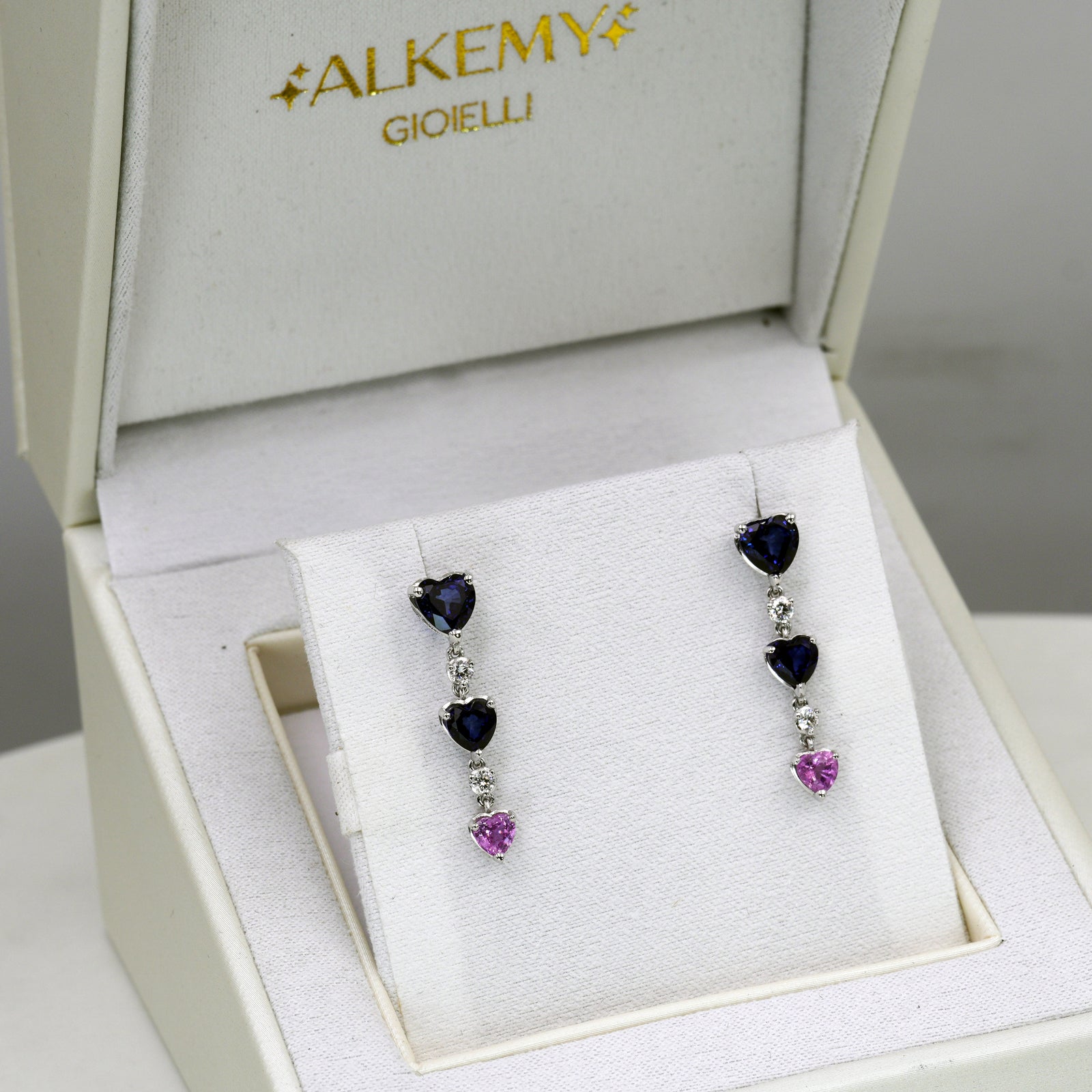 Orecchini Pendenti in Oro Bianco con Cuori di Zaffiro e Diamanti