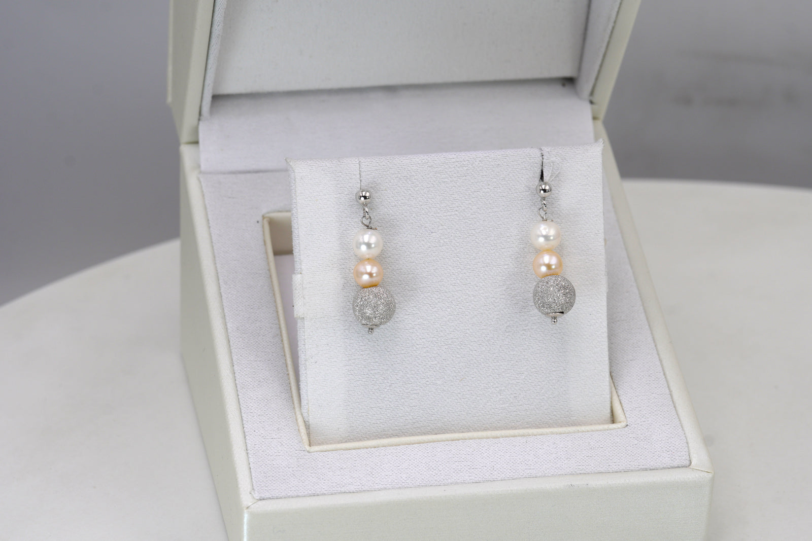 Orecchini Perla in Oro 18K con sfera brillantata