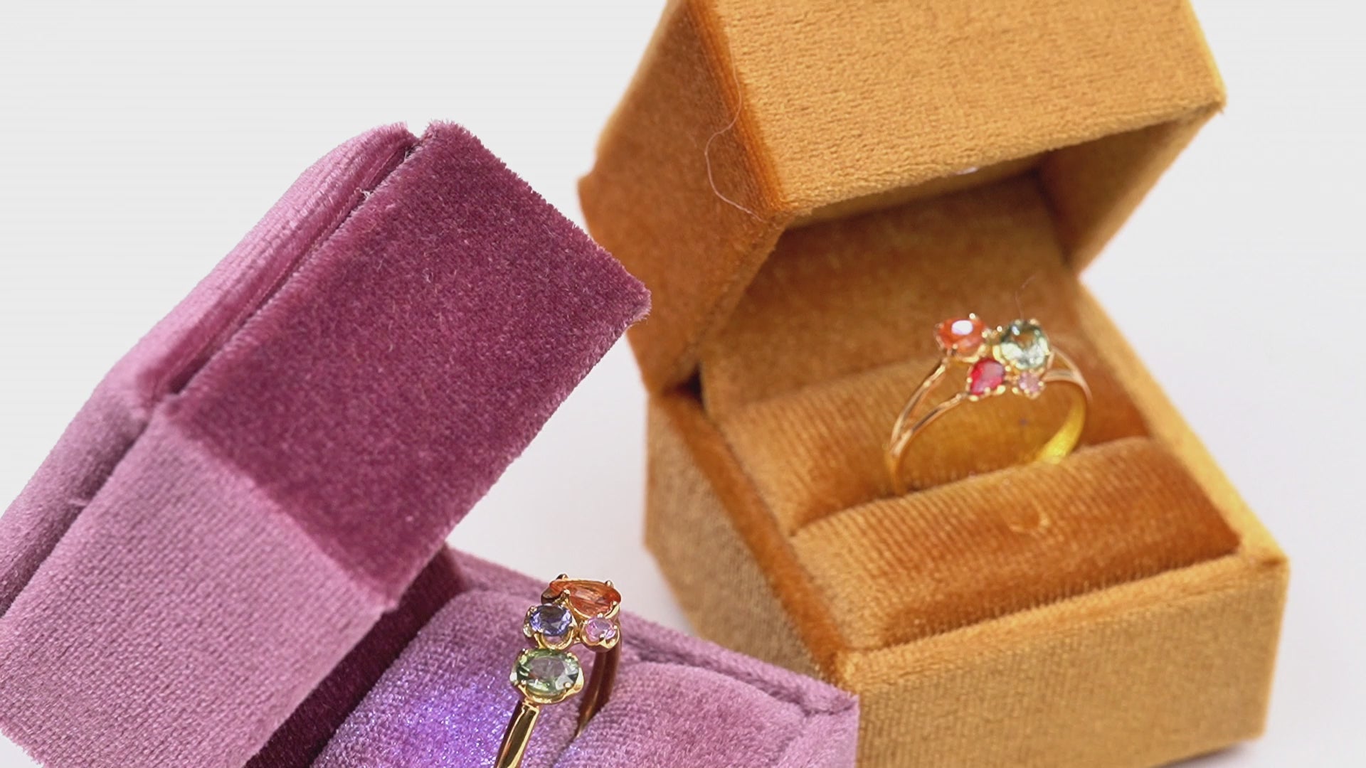Anello “Bouquet "in Oro Giallo 18k con Zaffiri Naturali e Diamante