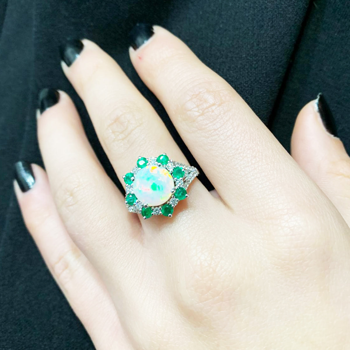 Anello in Oro Bianco 18K con Opale Naturale, Diamanti e Smeraldi