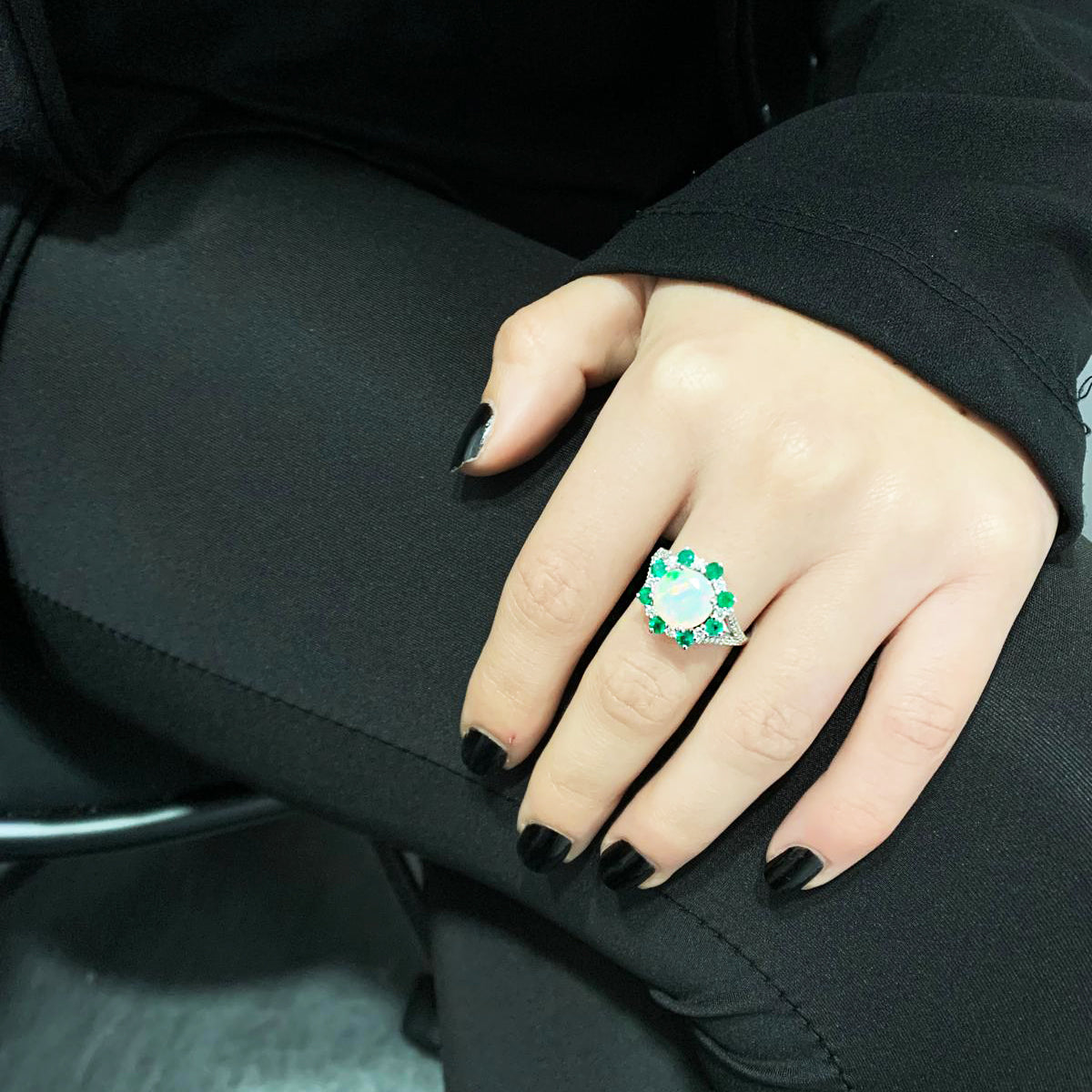 Anello in Oro Bianco 18K con Opale Naturale, Diamanti e Smeraldi