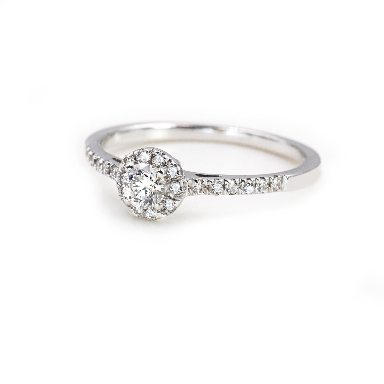Anello Solitario in Oro Bianco 18K con Diamanti – Halo Elegance