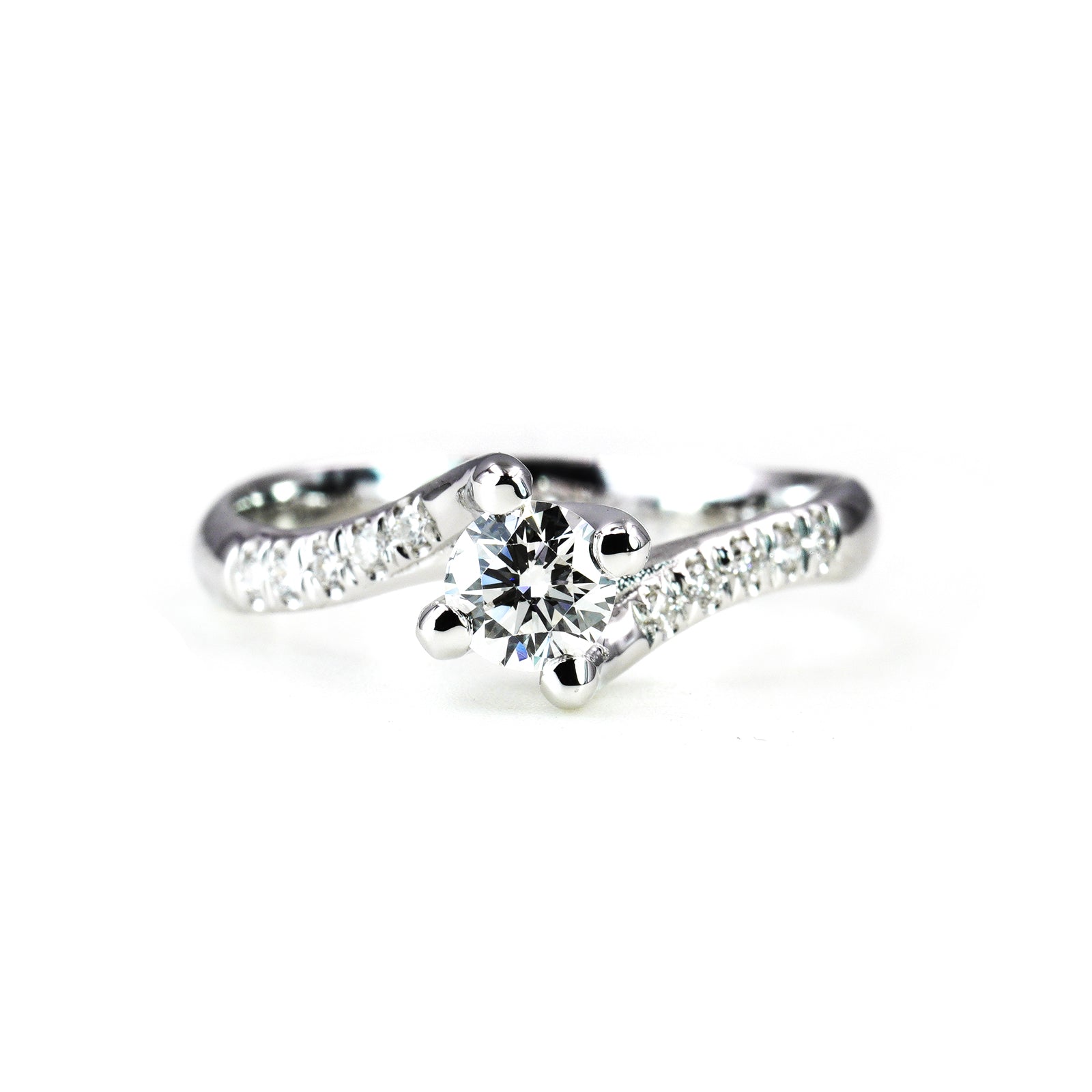 Anello Solitario Valentino in Oro Bianco 18K con Diamanti Tot Ct 0,54