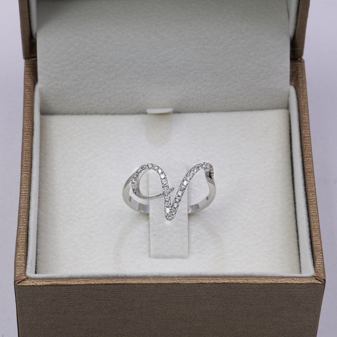 Anello ”INITIALIS" Lettera V Oro e Diamanti