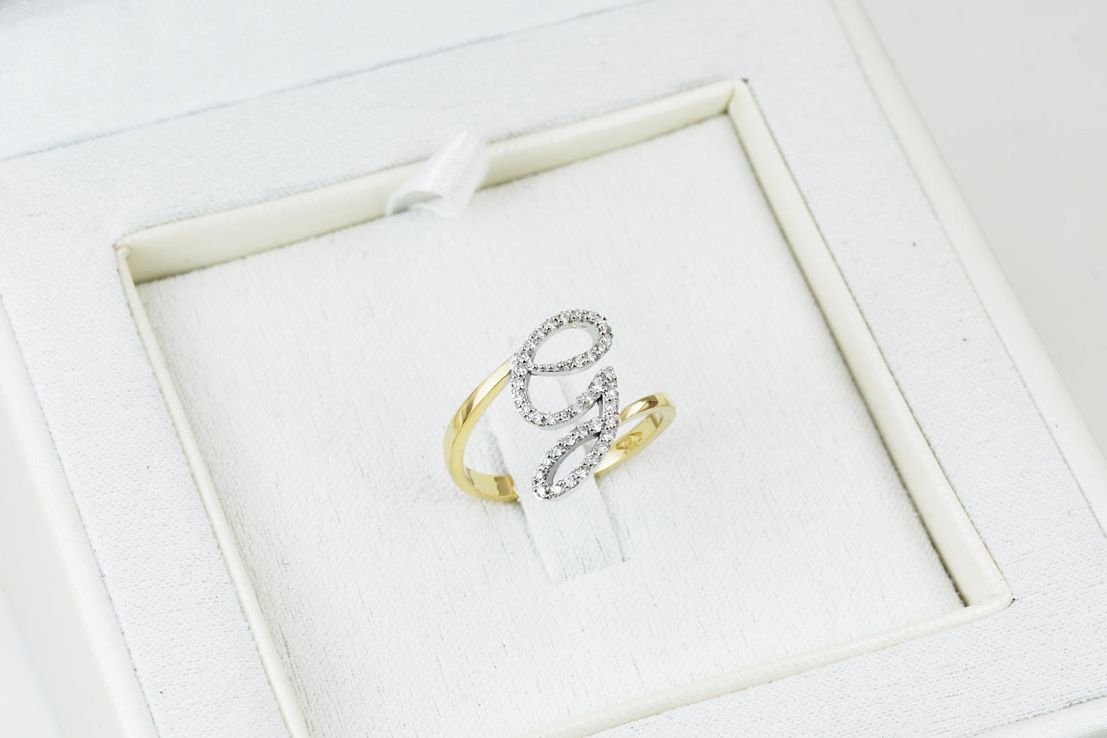 Anello ”INITIALIS" Lettera G Oro e Diamanti