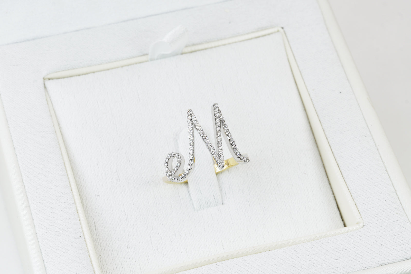 Anello ”INITIALIS" Lettera M Oro e Diamanti