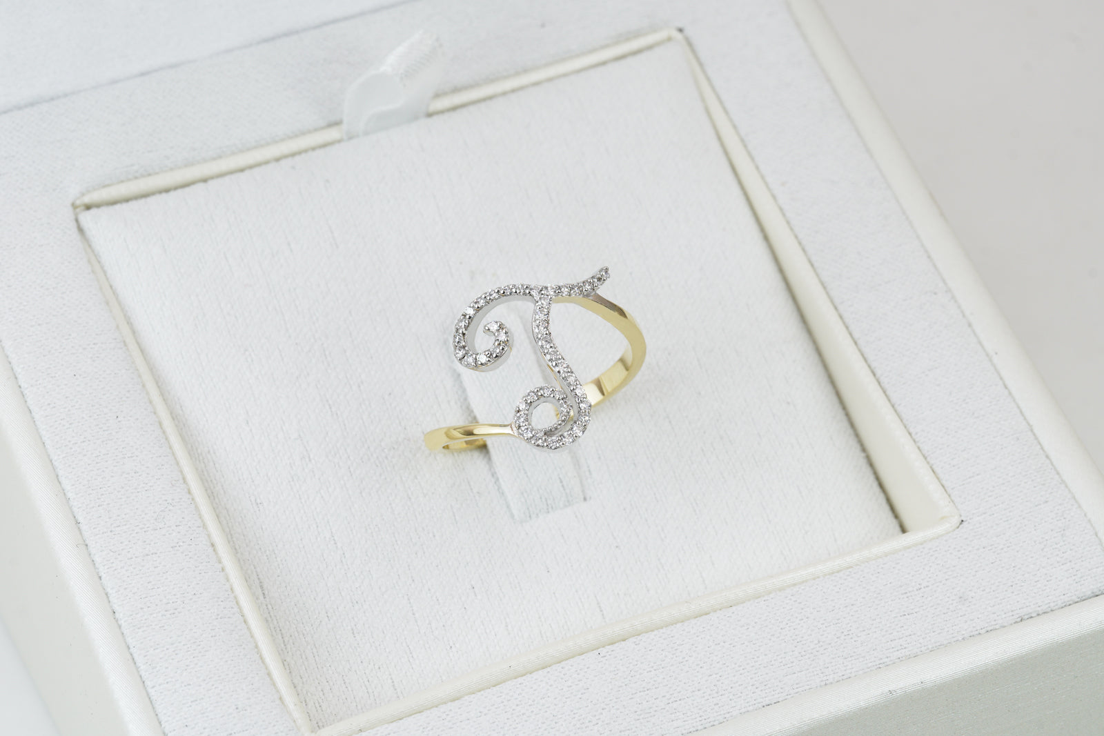 Anello ”INITIALIS" Lettera T Oro e Diamanti