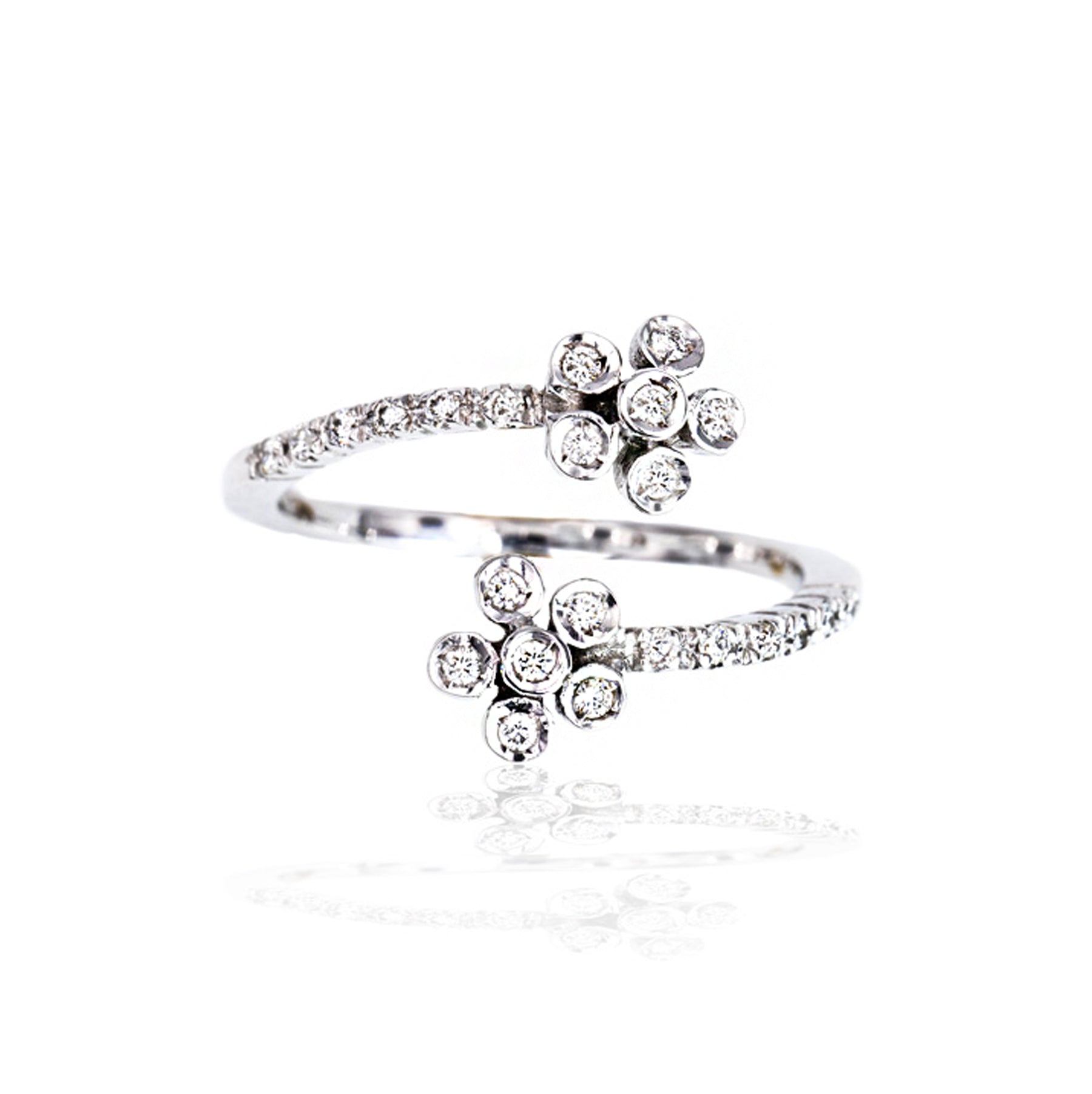 Anello Contrarié in Oro Bianco 18K con Fiori di Diamanti