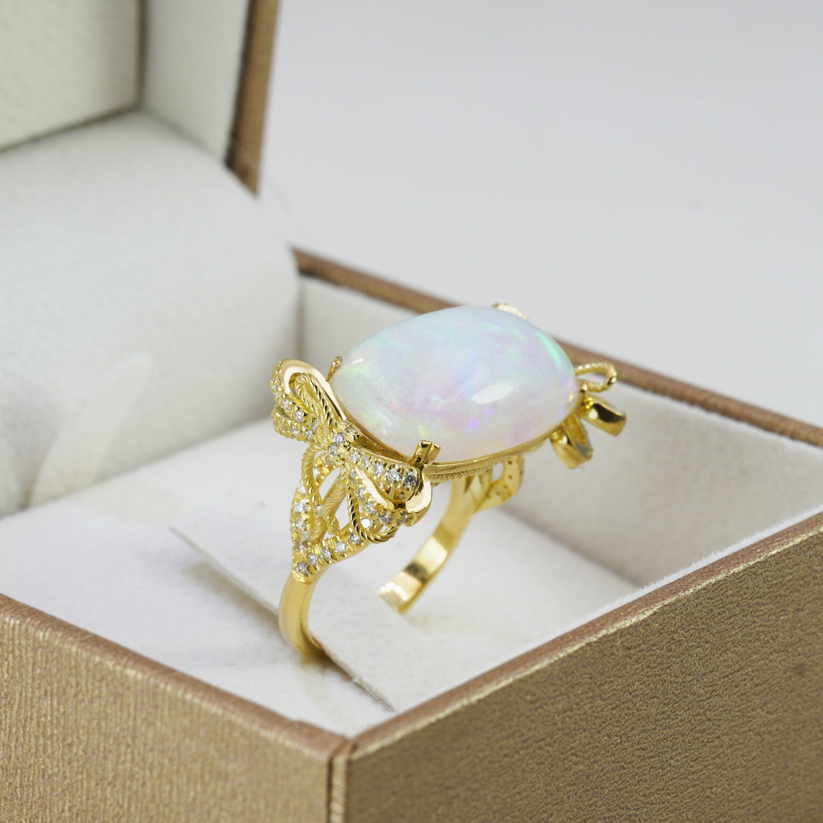 Anello in Oro Giallo 18K con OPALE Cabochon Naturale e Diamanti – Design Fiocco