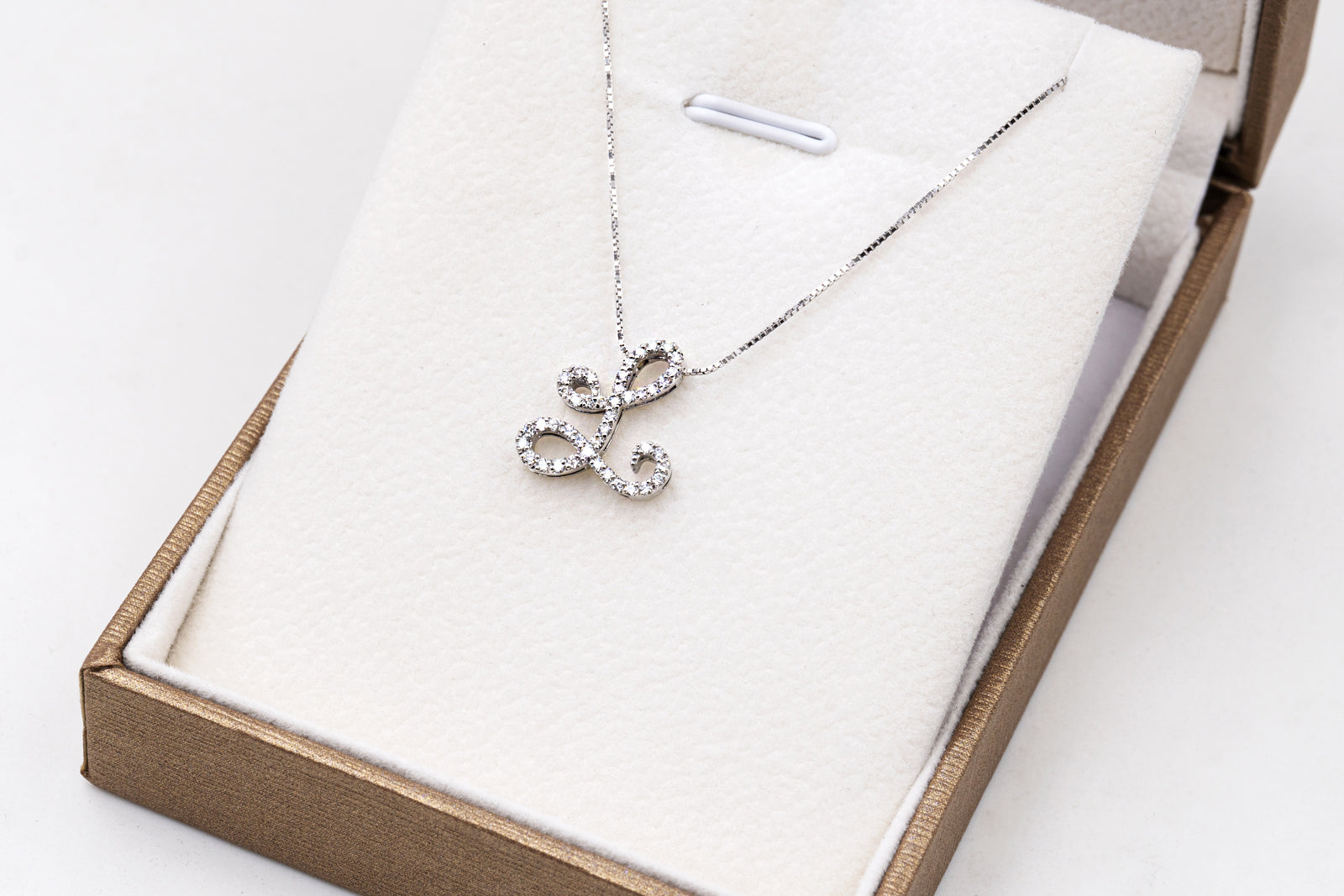 Collana Iniziale “ L ” in Oro Bianco 18K e Diamanti Naturali – Collezione *Initialis*