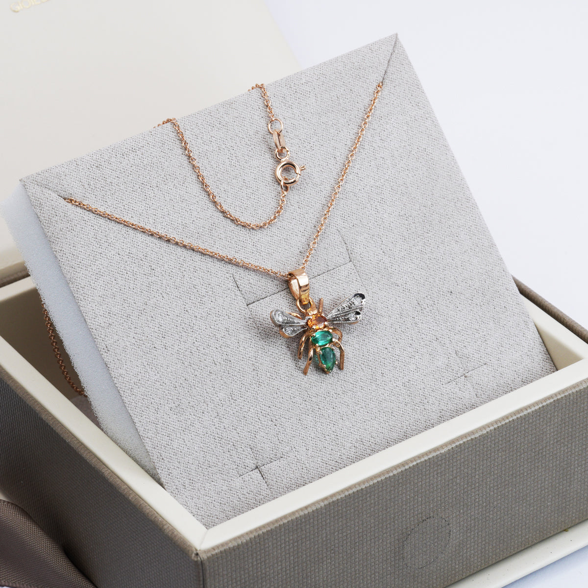 Collana con Ciondolo Libellula in Oro Rosa 9K e Argento con Zaffiri Naturali e Diamanti e Smeraldi Lab