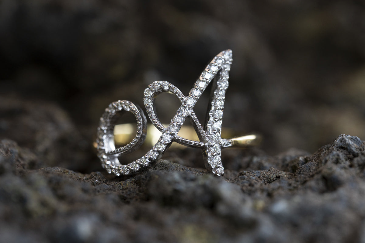 "Un diamante per brillare, un'iniziale per raccontare chi sei. Scopri gli anelliAlkemy: oro, luce e identità."