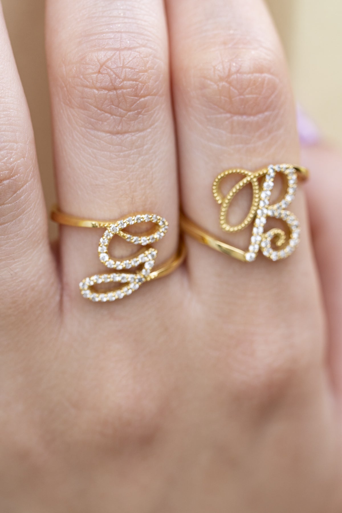 "Un diamante per brillare, un'iniziale per raccontare chi sei. Scopri gli anelliAlkemy: oro, luce e identità."