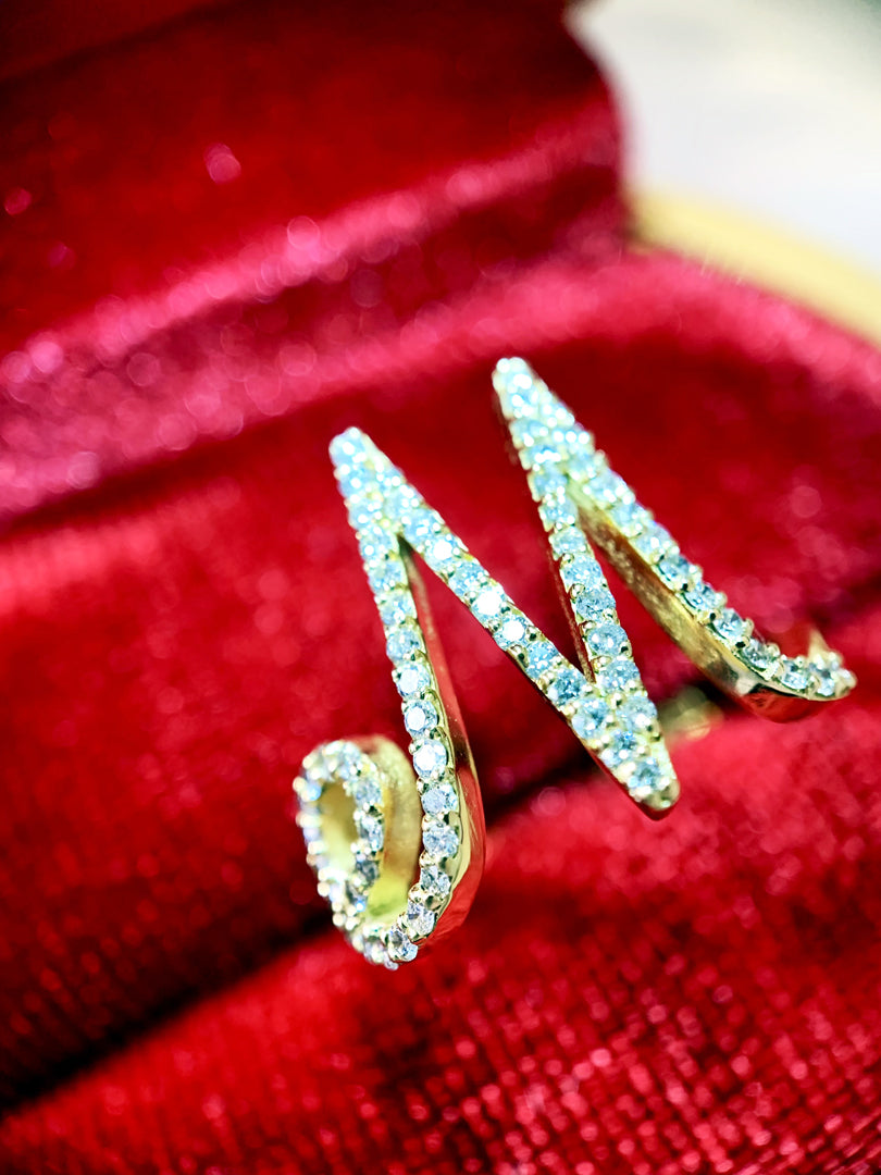 Anello ”INITIALIS" Lettera M Oro e Diamanti