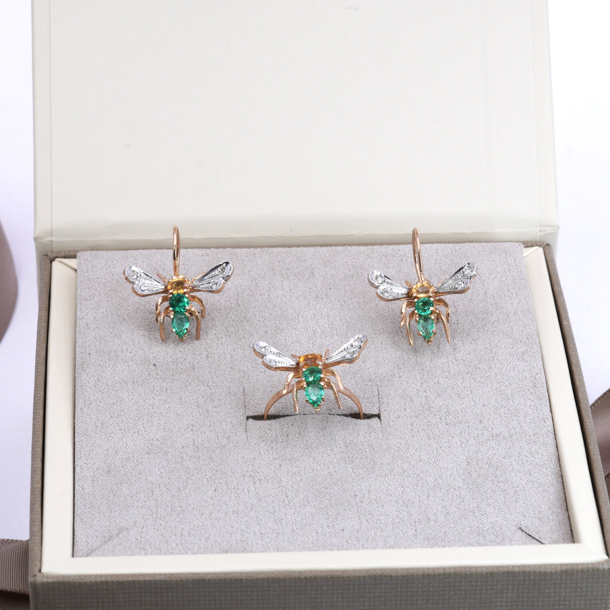 Orecchini Libellula in Oro e Argento con Diamanti Naturali e Smeraldi Lab