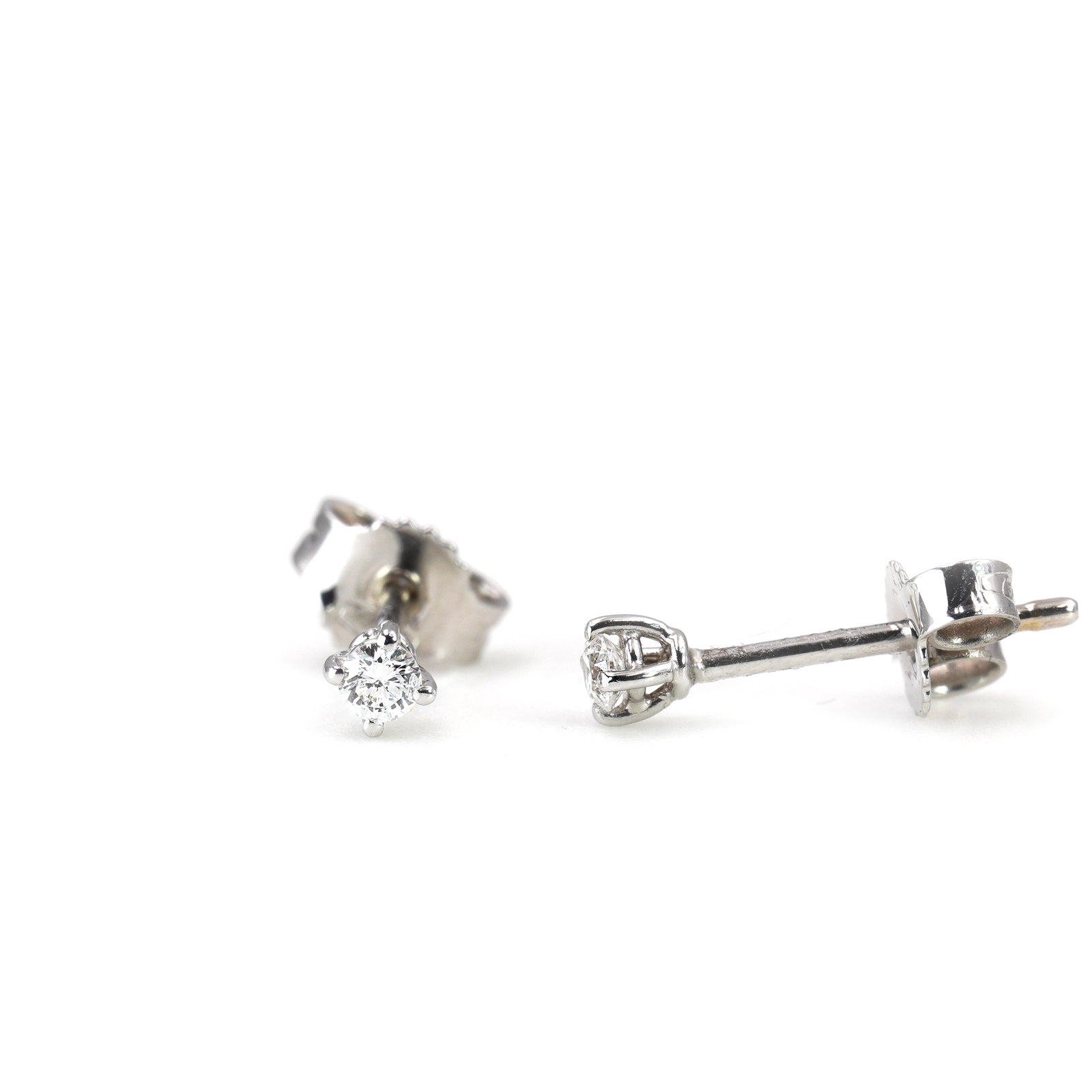 Orecchini Punto Luce in Oro Bianco 18K e Diamanti – Eleganza Essenziale Ct 0.10