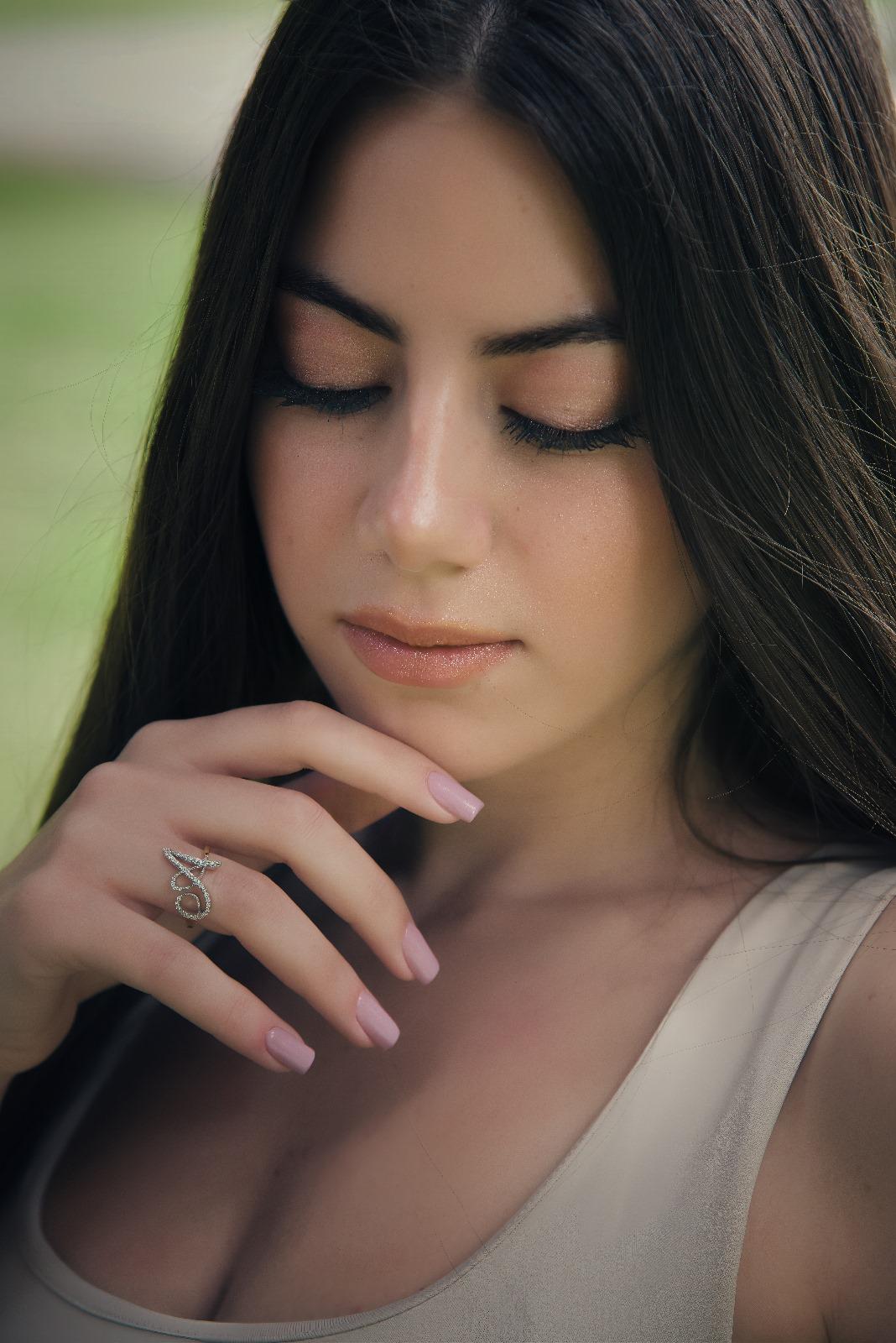 "Un diamante per brillare, un'iniziale per raccontare chi sei. Scopri gli anelliAlkemy: oro, luce e identità."
