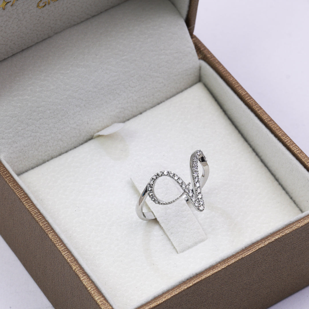 Anello ”INITIALIS" Lettera V Oro e Diamanti