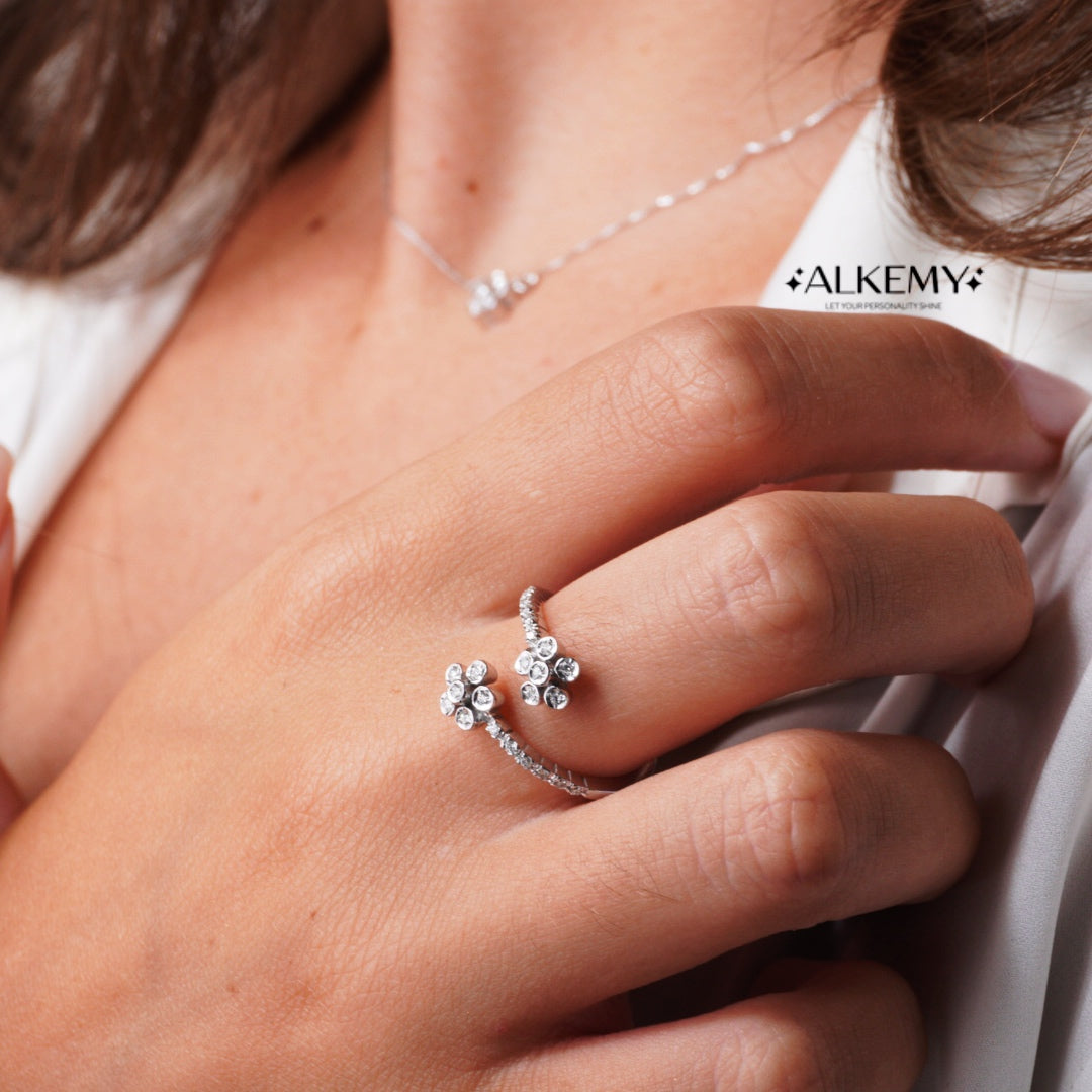 Anello Contrarié in Oro Bianco 18K con Fiori di Diamanti