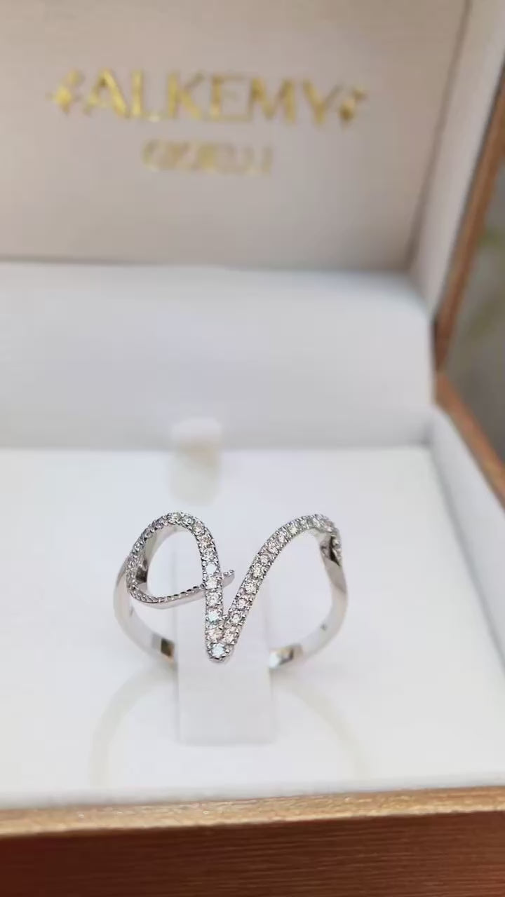 Anello ”INITIALIS" Lettera V Oro e Diamanti