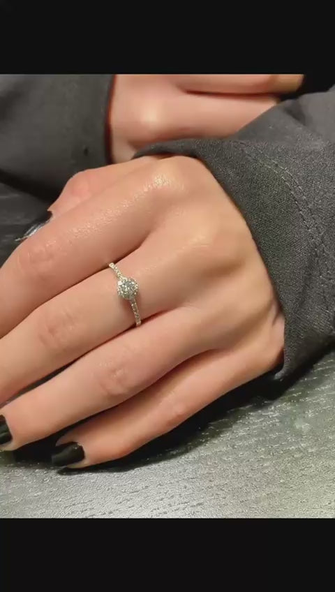 Anello Solitario in Oro Bianco 18K con Diamanti – Halo Elegance