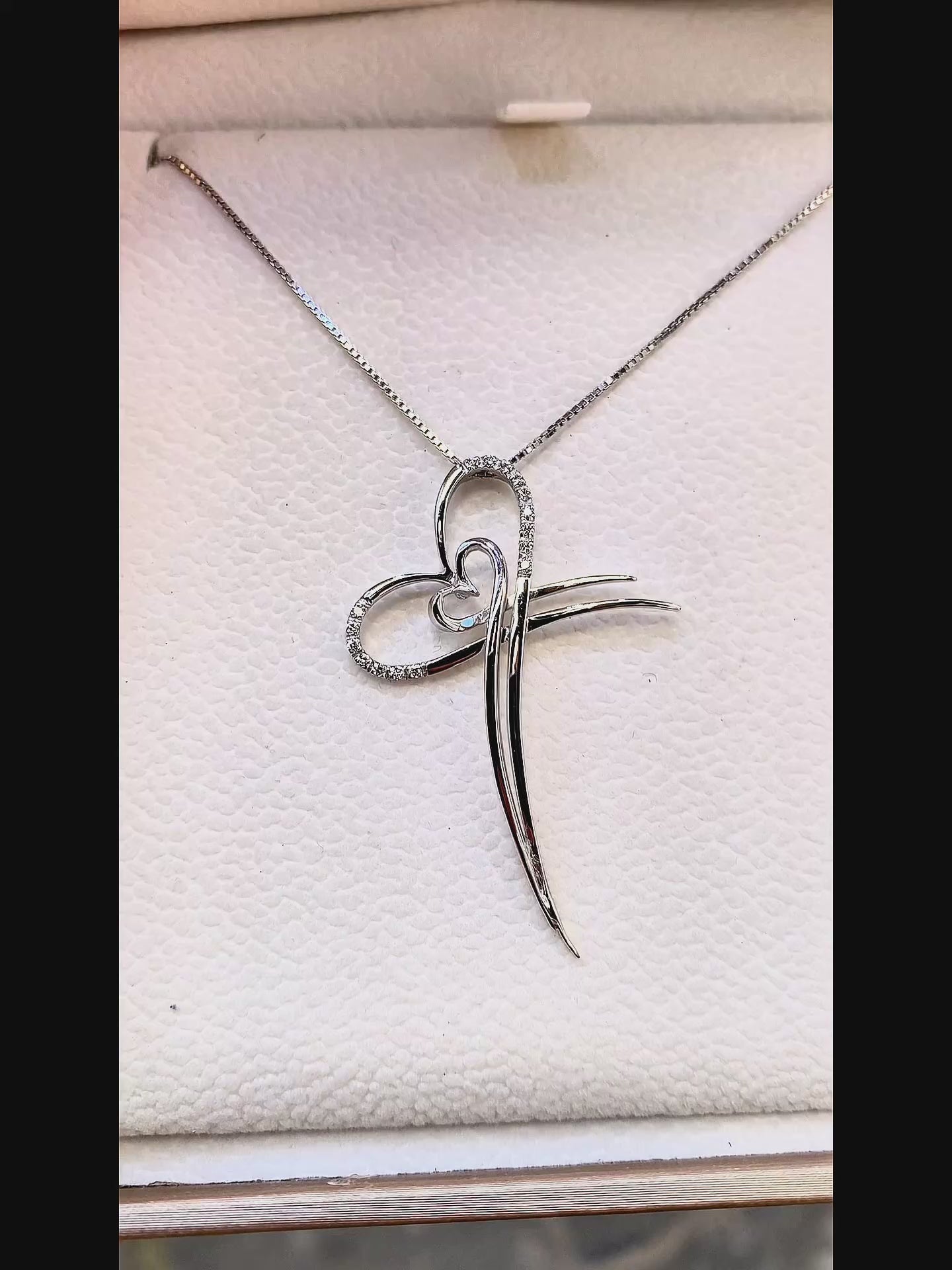 Collana con Croce e Cuore in Oro Bianco 18K e Diamanti Naturali