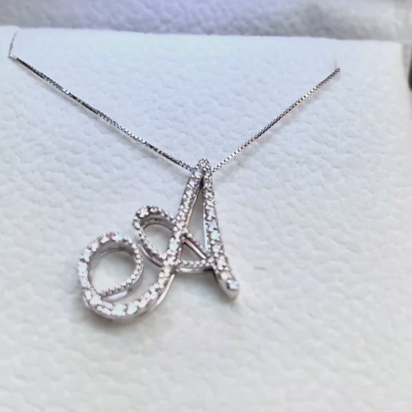 Collana Iniziale “A” in Oro Bianco 18K e Diamanti – Collezione *Initialis*
