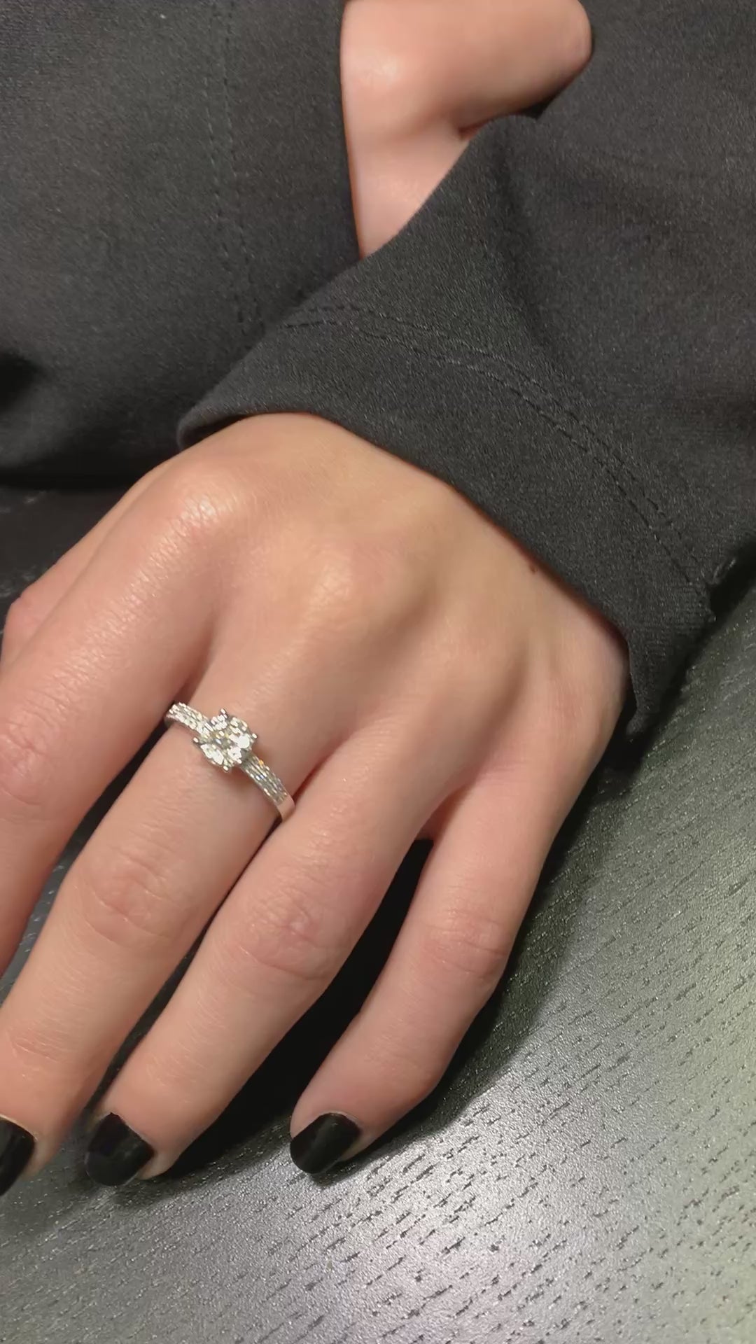 Anello “Magic” in Oro Bianco 18K con pavé di Diamanti naturali